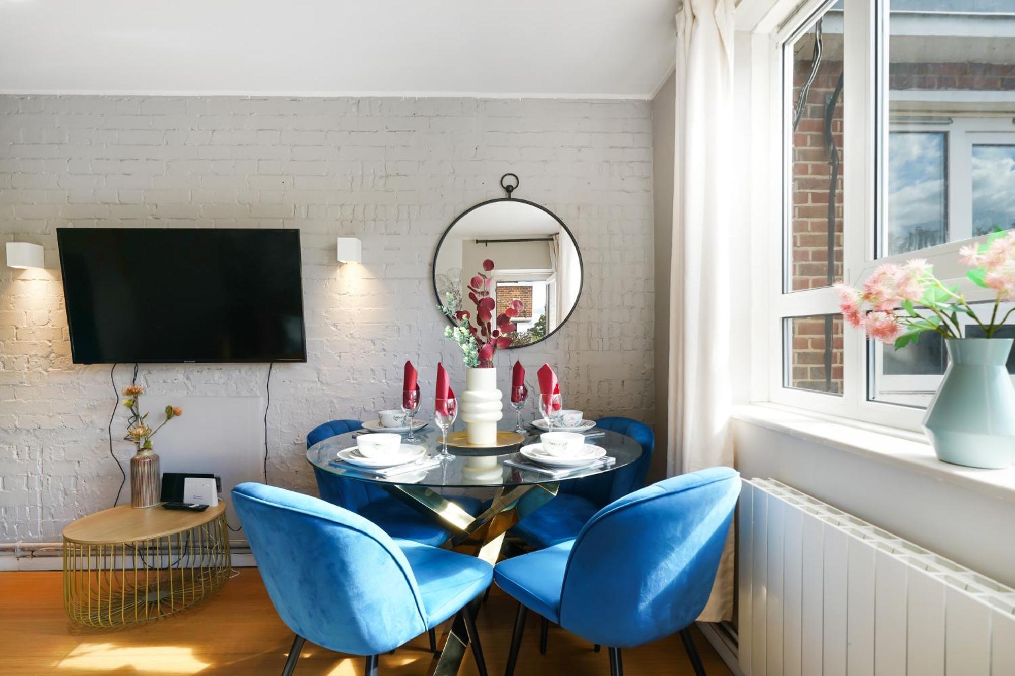 Designer 2 Bedroom Flat In London-balcony-sleeps 6 Apartment