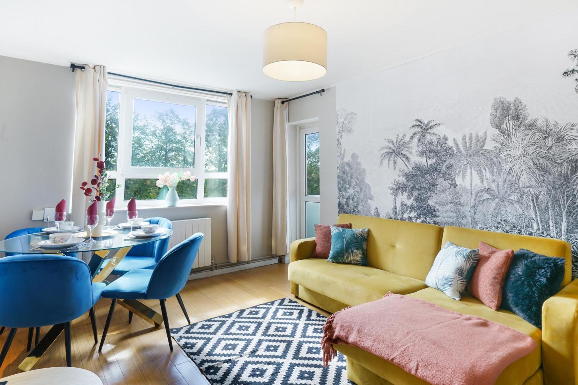 Designer 2 Bedroom Flat In London-balcony-sleeps 6
