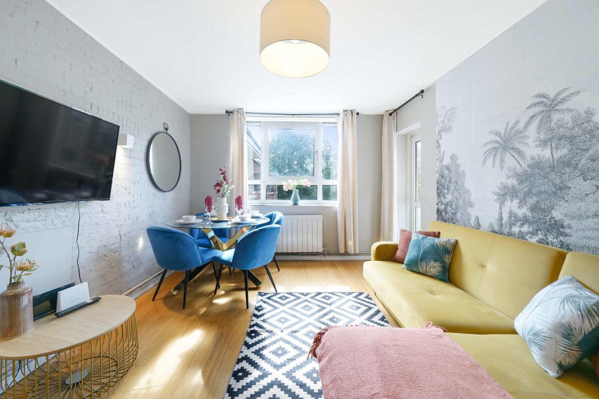 Designer 2 Bedroom Flat In London-balcony-sleeps 6 London