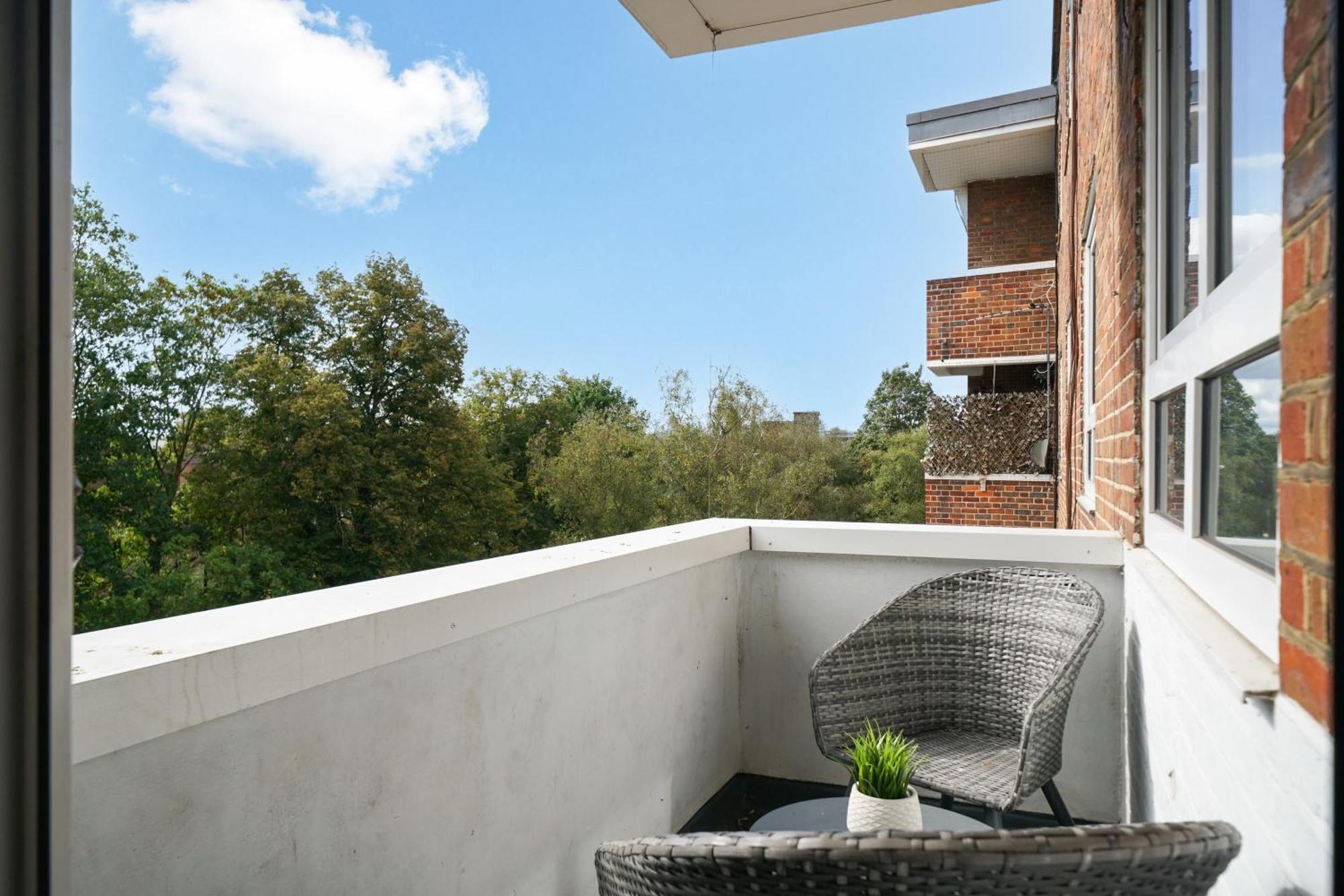 Apartment Designer 2 Bedroom Flat In London-balcony-sleeps 6 London