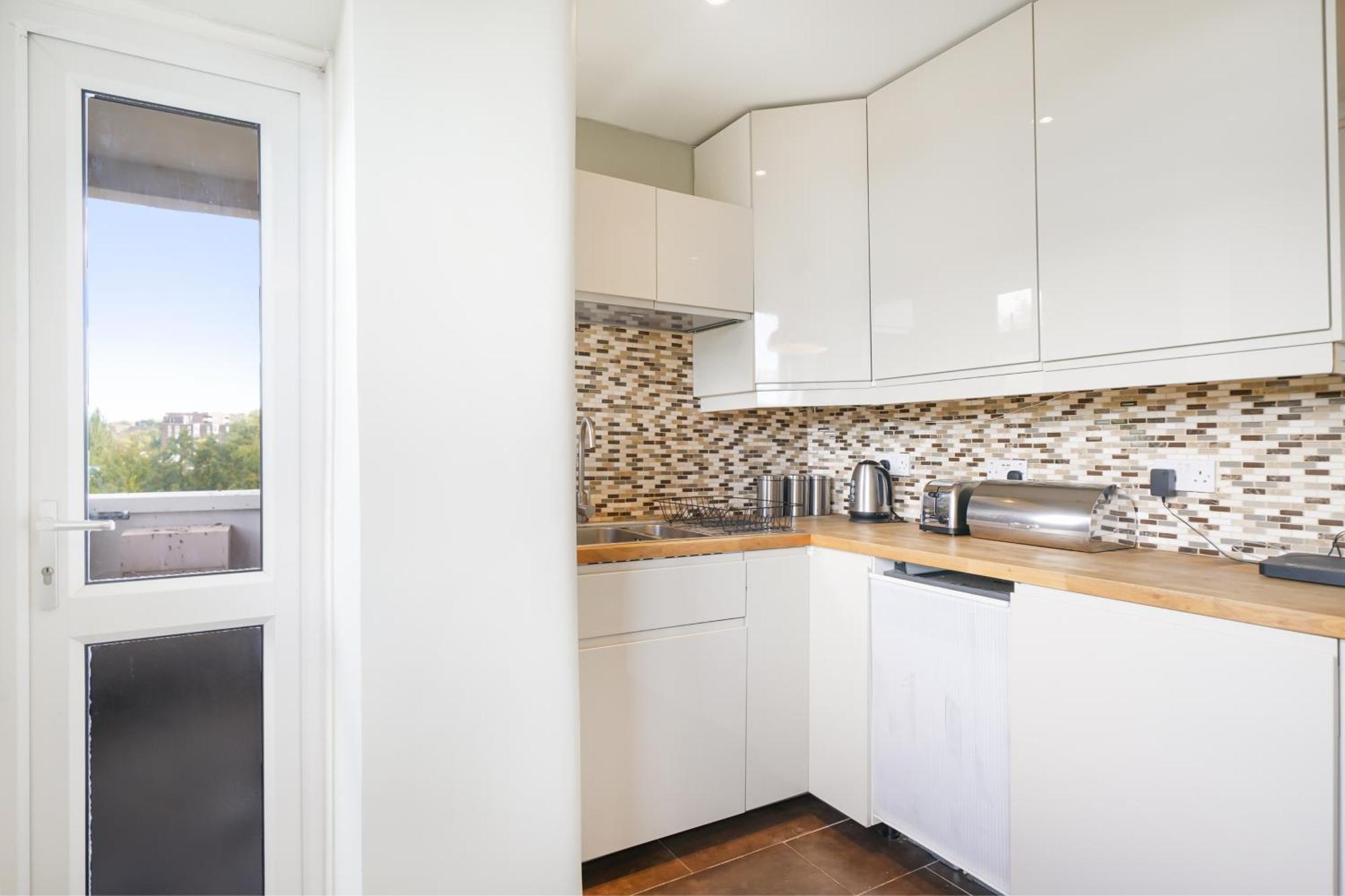 Apartment Designer 2 Bedroom Flat In London-balcony-sleeps 6 London